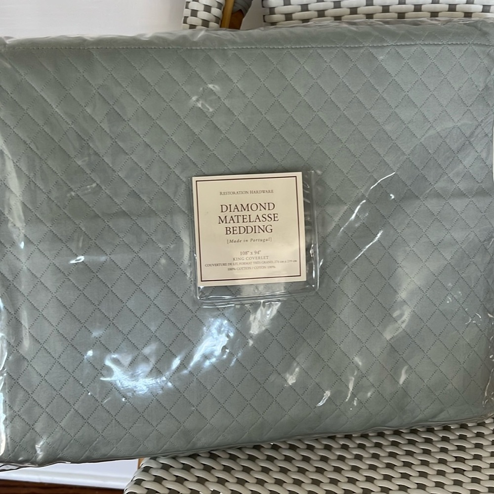 Renovation Hardware Diamond Matelasse bedding, King 108 x 94, 100% cotton. NWT